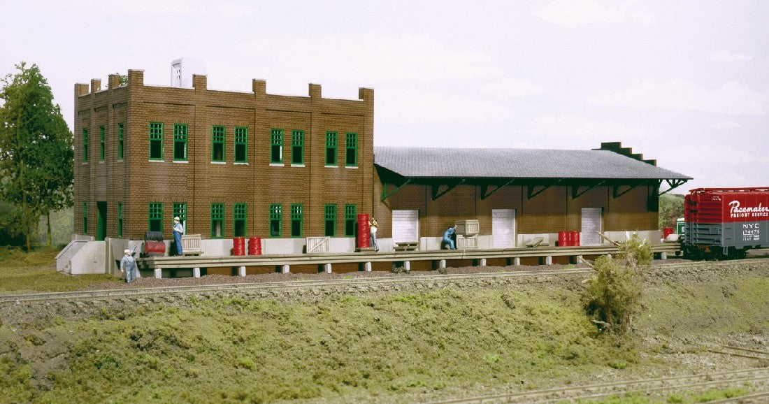 WALTHERS 933-3009 Water Street Freight Terminal - 52 x 15.8cm