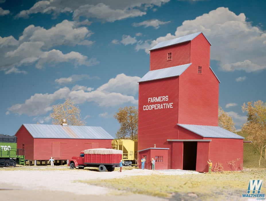 WALTHERS 933-3036 Farmers Cooperative Rural Grain Elevator - 23 x 18 x 25cm