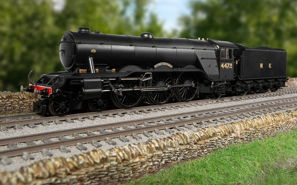 HORNBY R30454 LNER - Class A10 Steam Locomotive - 4472 'Flying Scotsman' (VE Day 80th Anniversary)