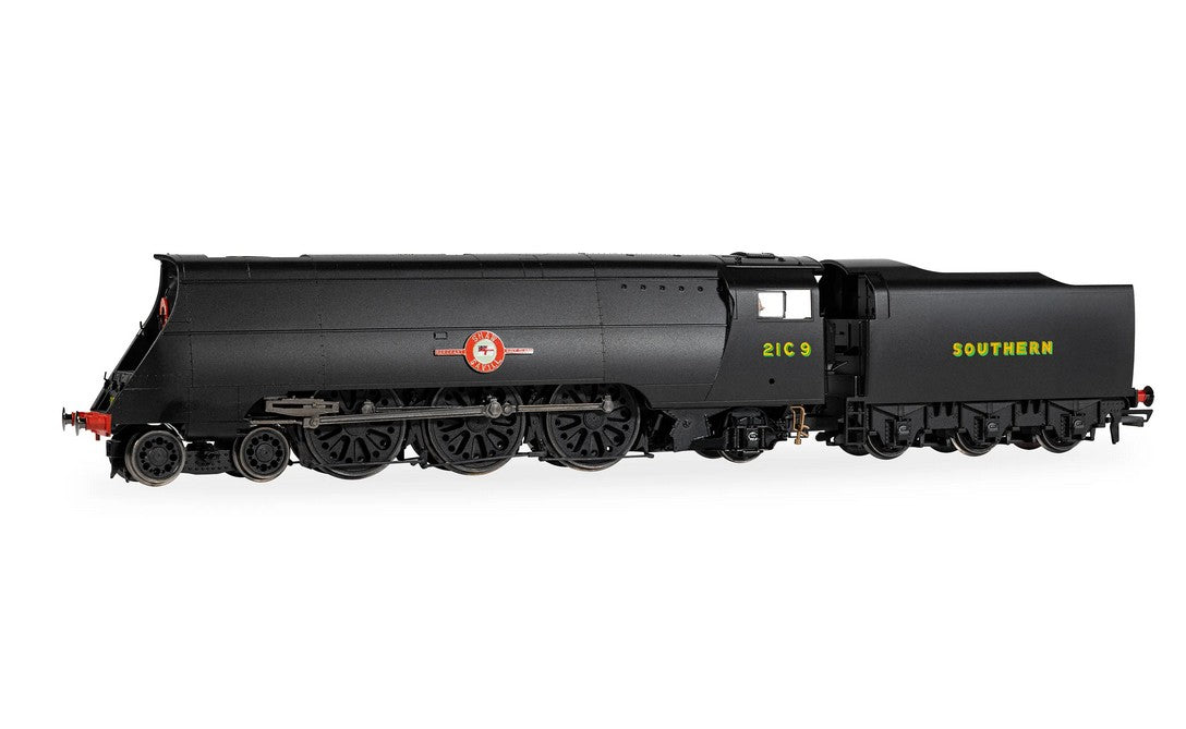 Hornby R30455 SR - Merchant Navy Class Steam Locomotive - 21C9 'Shaw Savill' (VE Day 80th Anniversary)