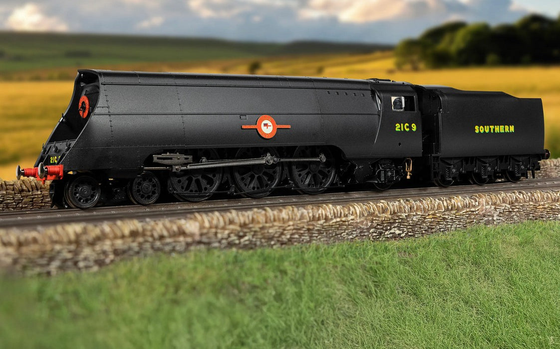 Hornby R30455 SR - Merchant Navy Class Steam Locomotive - 21C9 'Shaw Savill' (VE Day 80th Anniversary)