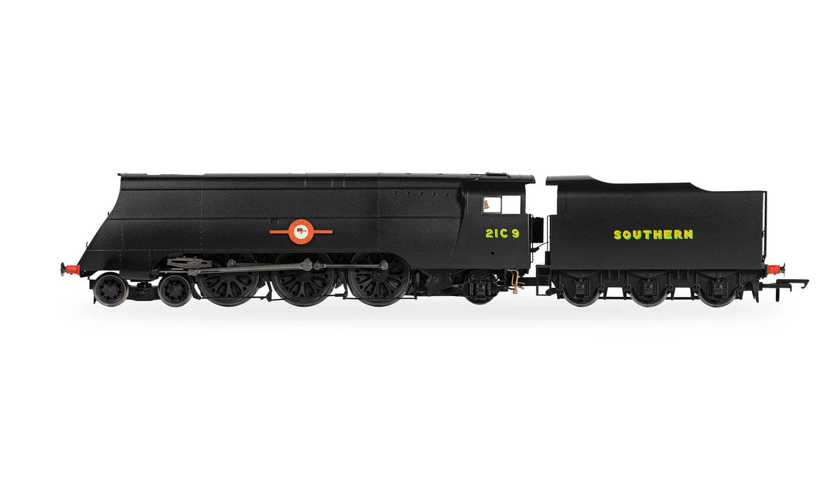Hornby R30455 SR - Merchant Navy Class Steam Locomotive - 21C9 'Shaw Savill' (VE Day 80th Anniversary)