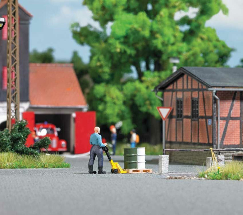 Busch 78098 Pump Truck/ Palette Scene - HO Scale